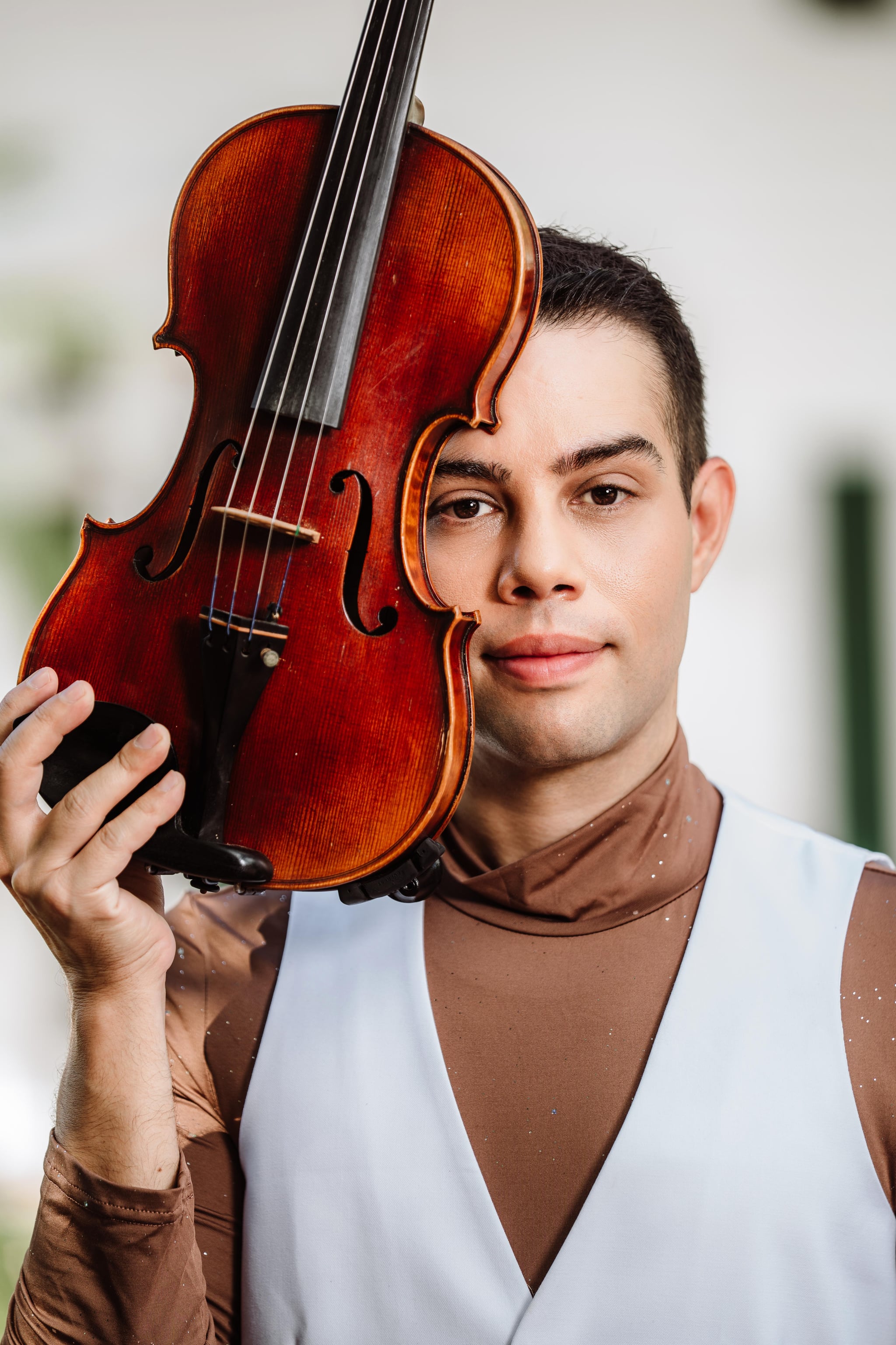 Portrait of David Chirinos holding his acoustic violin