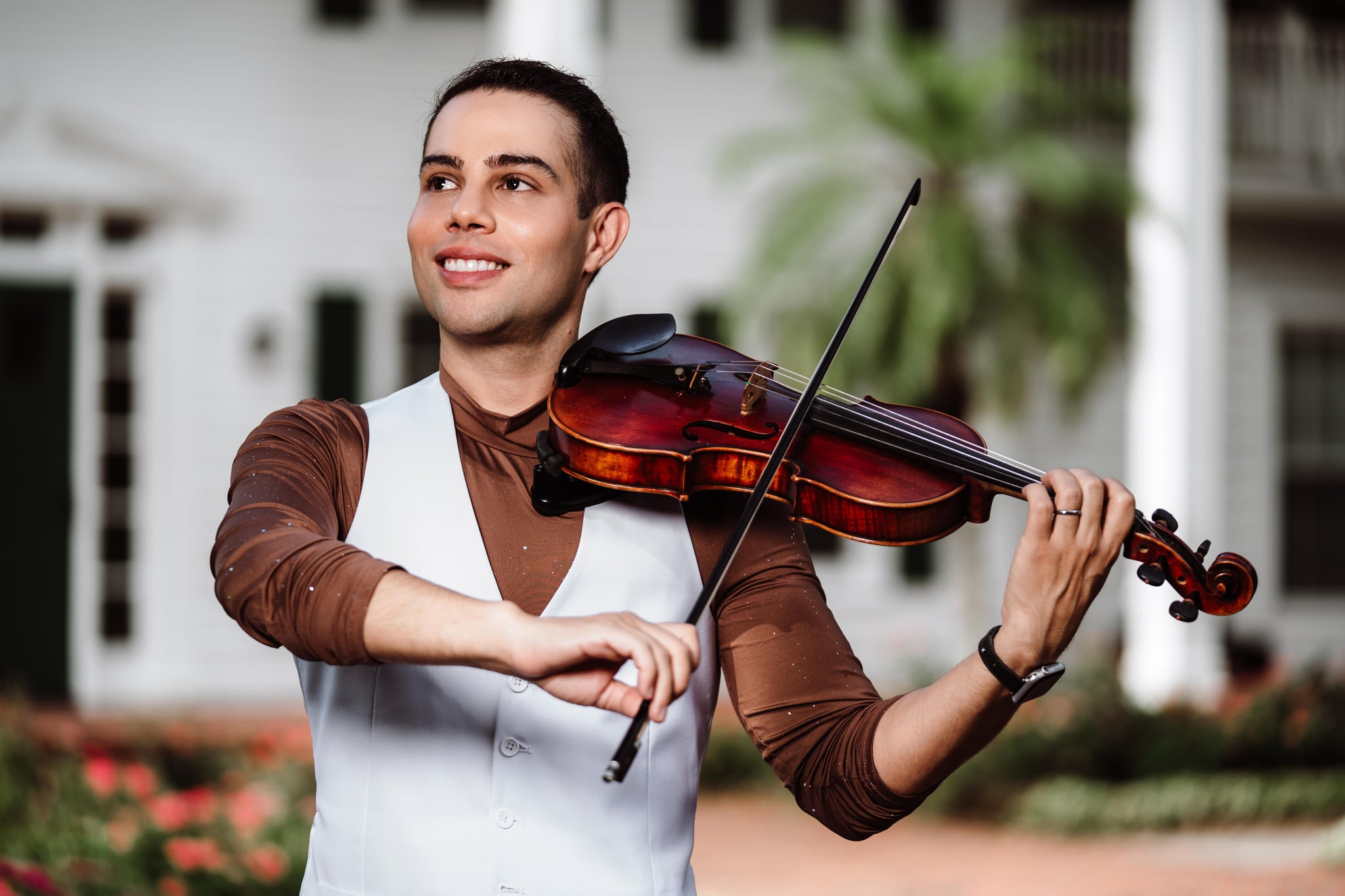 David Chirinos playing violin outdoors at an elegant Central Florida venue
