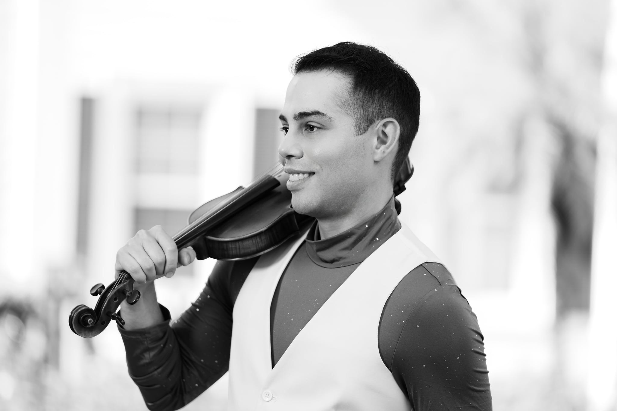 Black and white portrait of David Chirinos with his violin